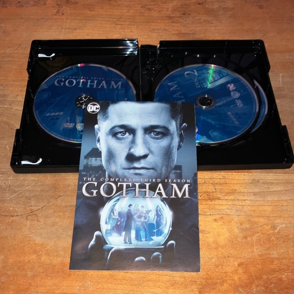 DC Gotham The Complete Third Season DVD set - Picture 6 of 12